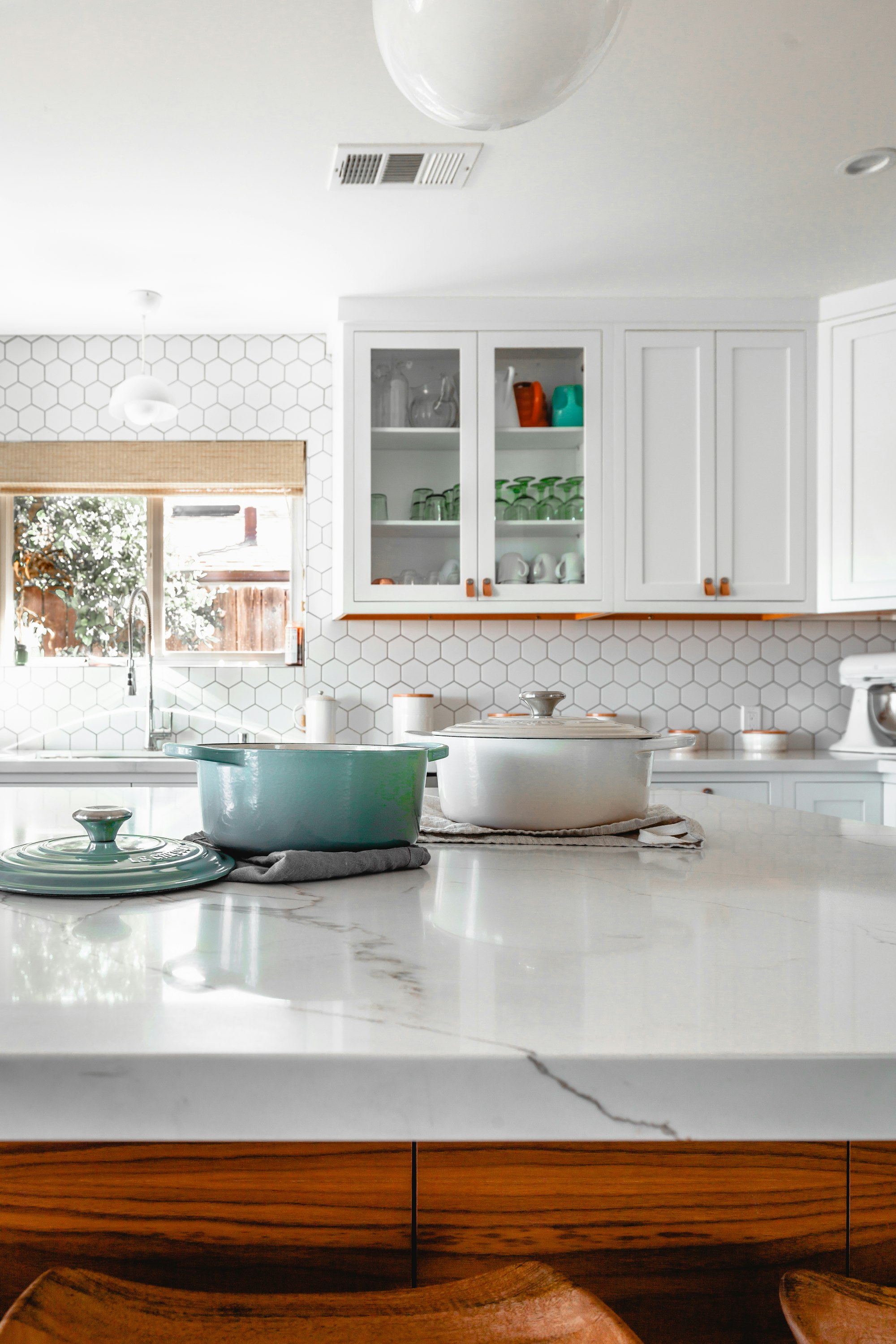 Cocina de lujo con isla central y acabados premium